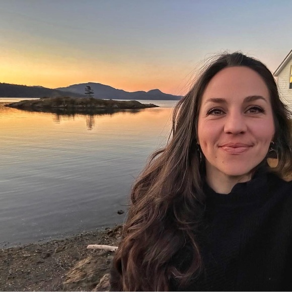 Aloha. Buenos Dias. Ciao. Konnichiwa. Salam. 👋🏽 - Picture 8 of 14